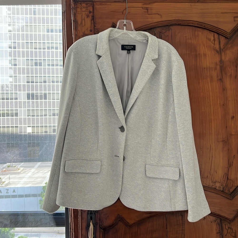 Chic light gray blazer, perfect for transitional months